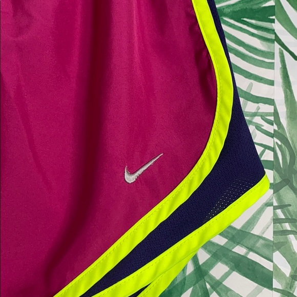 Nike Runners Shorts - Picture 2 of 4
